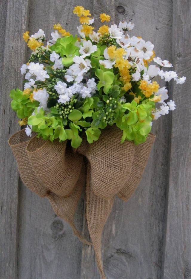 forår dekoration ideer hus dør blomster dekorere jute bånd