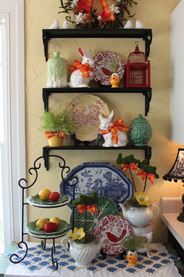 påske dekoration ideer hus køkken hylder kaniner gryder orange bånd