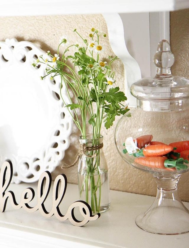 Påske dekoration ideer hus pejs kiks krukke glas gulerødder kamille vase