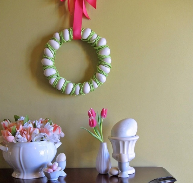 påske dekoration hus konsol bord æg krans væg suppe skål tulipaner