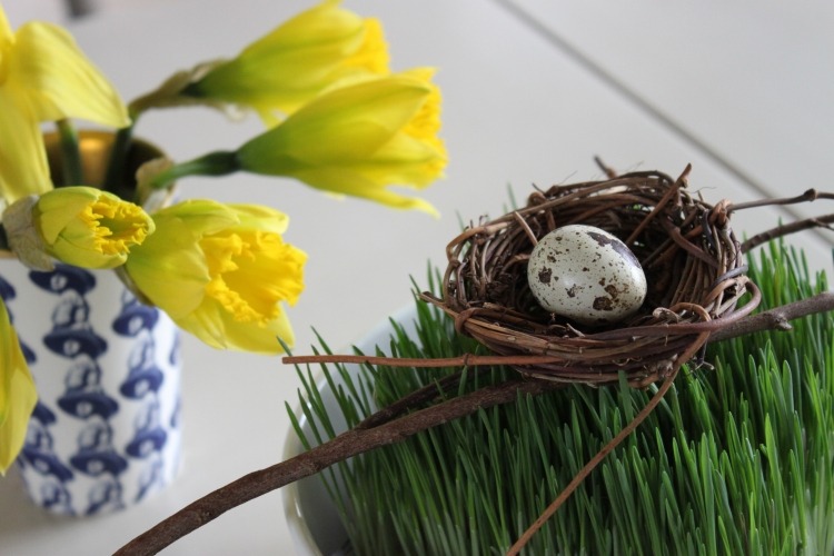 påske-dekoration-ideer-hus-rede-æg-mini-blomster-græsplæne