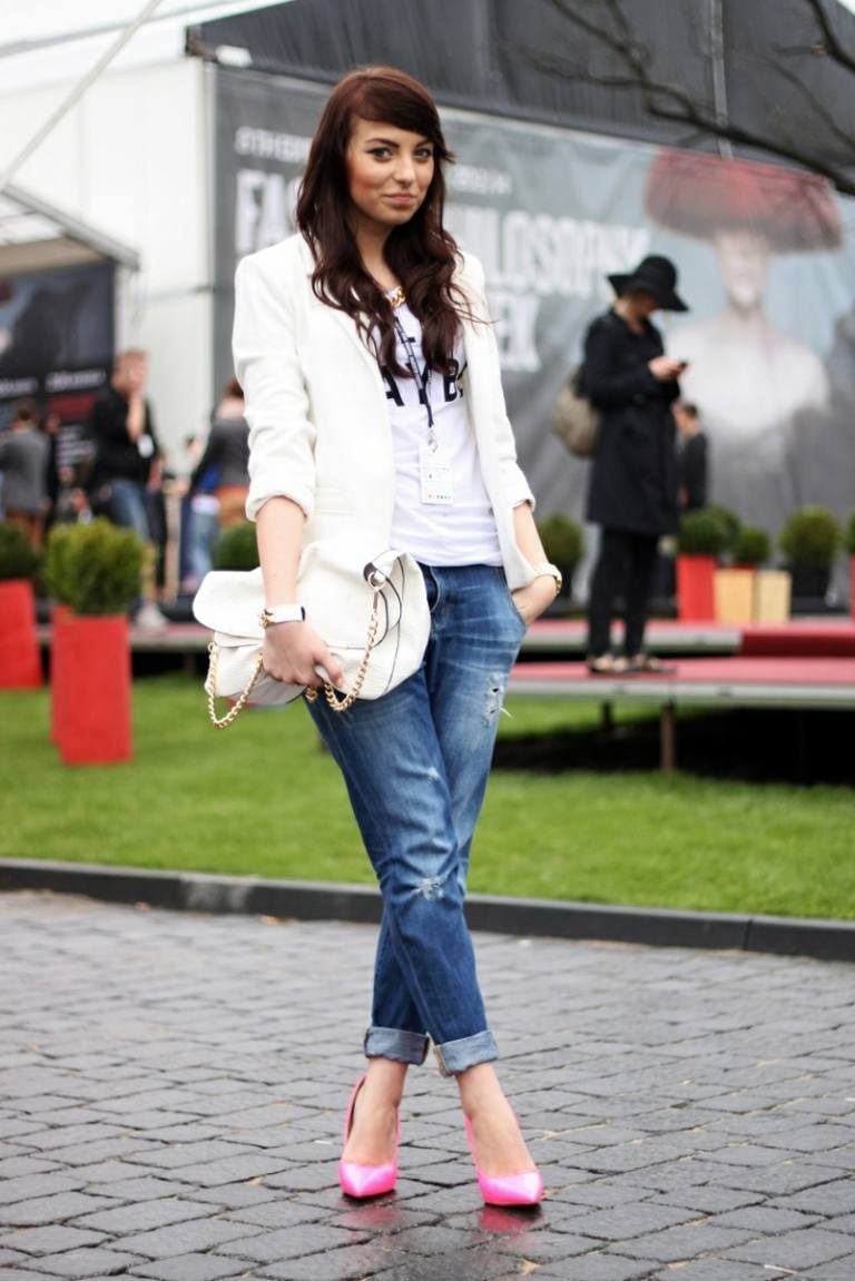 outfits med hvid blazer street style jeans blå sko pink taske