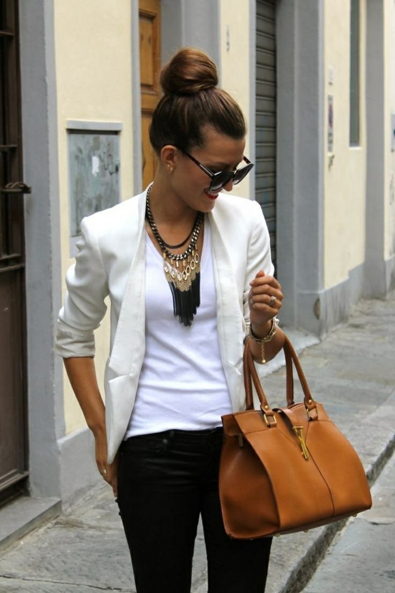 outfits med hvid blazer sorte bukser brun læder håndtaske bolle