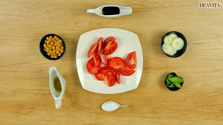 Salat med kikærter til slankende tomatbasilisk dressing