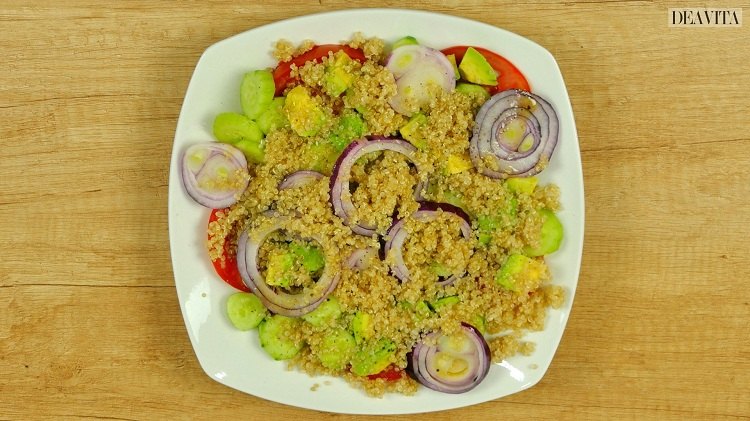 Quinoa Avocado salat med agurk og tomatrøde løg