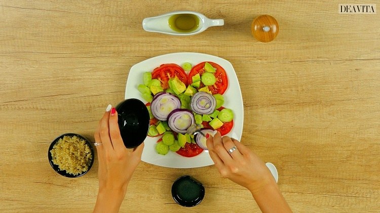 Quinoa salat opskrift på vægttab med avocado og agurk