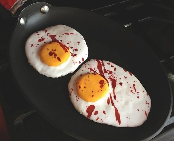 Servering af stegte æg Forbered Halloween-dekorationer-med dråber af blodsæson efter smag