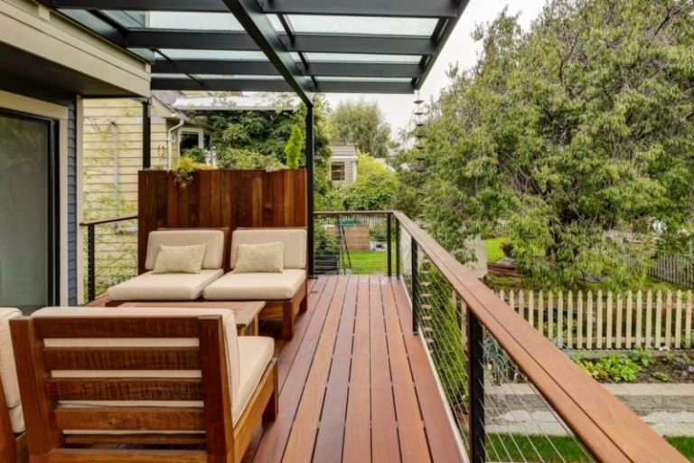 lounge siddegruppe balkon design træmøbler beige sædehynder pergola