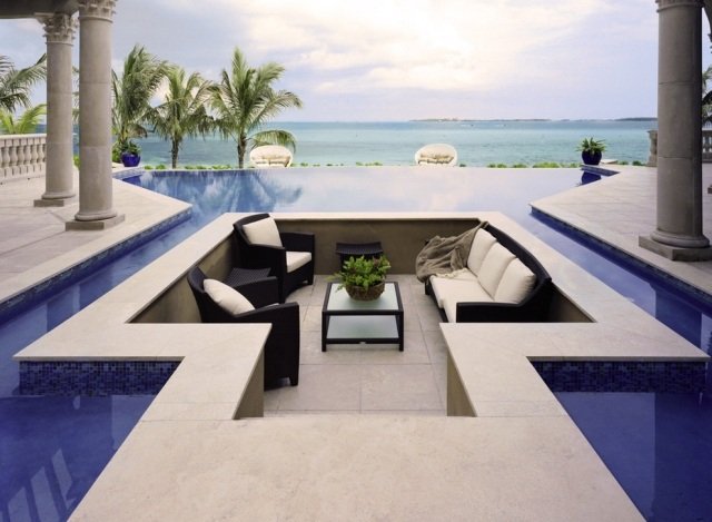 Poolterrasse opsætning af møbler lounge design udendørs siddeområde
