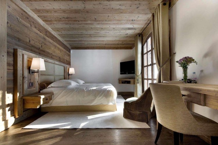 soveværelse-møbleret-stil-chalet-moderne-elegant-træ-falmede-hvide-terrassedøre
