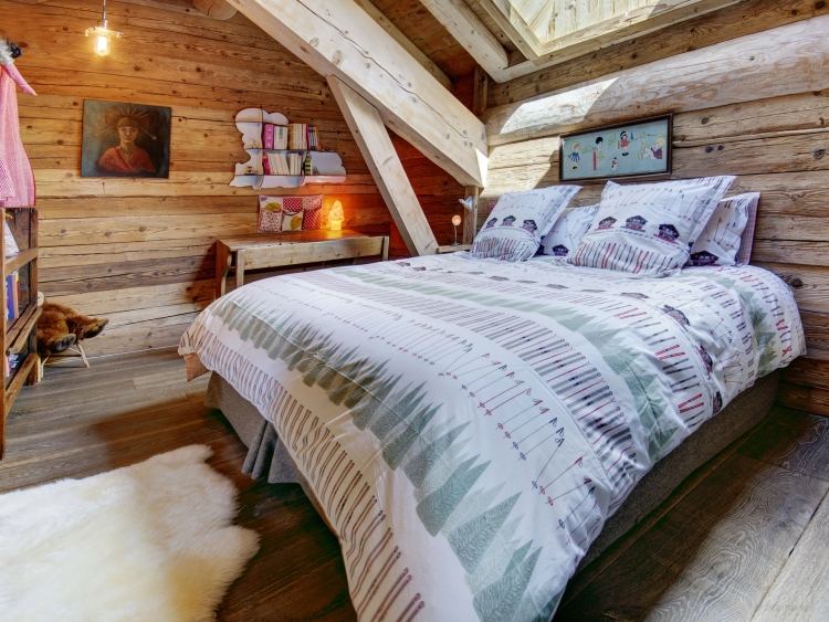 soveværelse-møbleret-stil-chalet-almhaus-træ-massivt-deco-sengetøj-pels tæppe