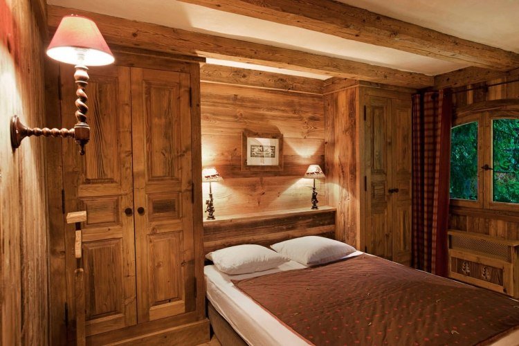 soveværelse-møbleret-stil-chalet-træ-autentisk-almhaus-seng-skab