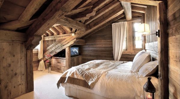 Rustikt soveværelse ski chalet courchevel synlige bjælker