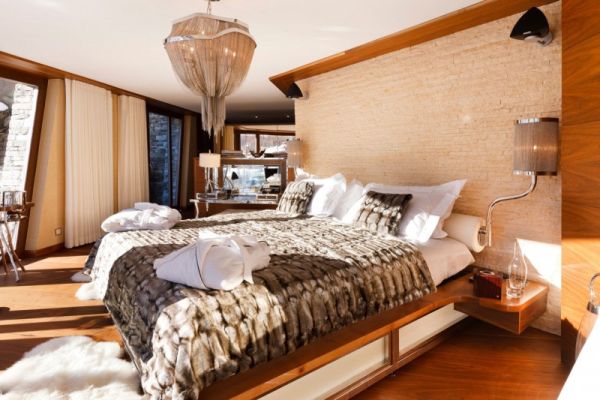 Design Chalet-Zermatt Schweiz møbler ideer-moderne lysekrone sengetæppe