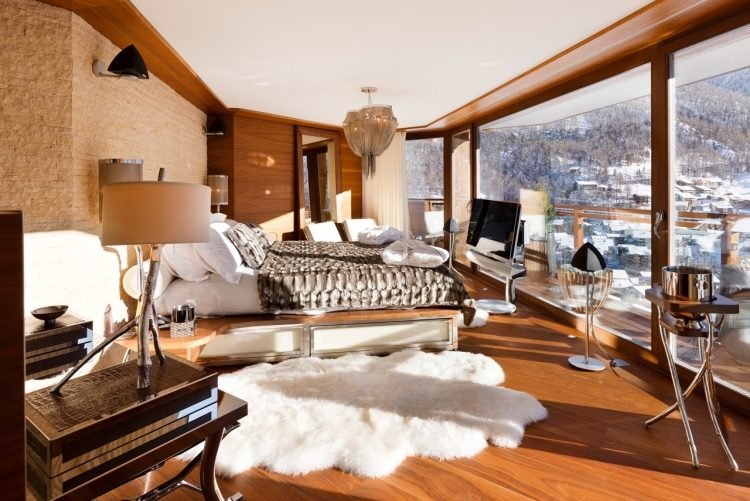 soveværelse-møbleret-stil-chalet-moderne-udsigt-bjerg-pels-tæppe-træ-luksus