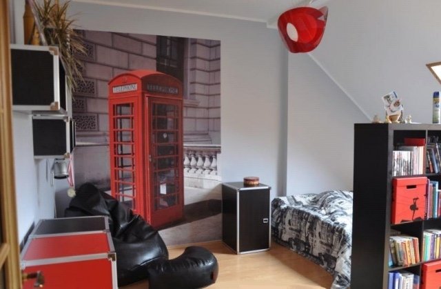 ungdomsværelse ideer-dekoration-dreng-rød-telefon-bod-foto-tapet-sækkestol