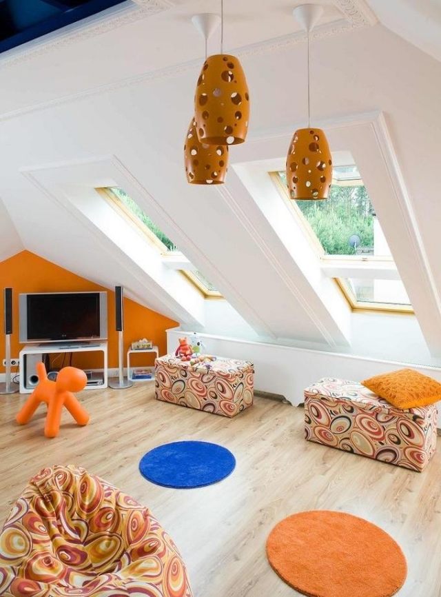 ungdomsværelse-ideer-deco-skråtag-orange-hvide-møbler