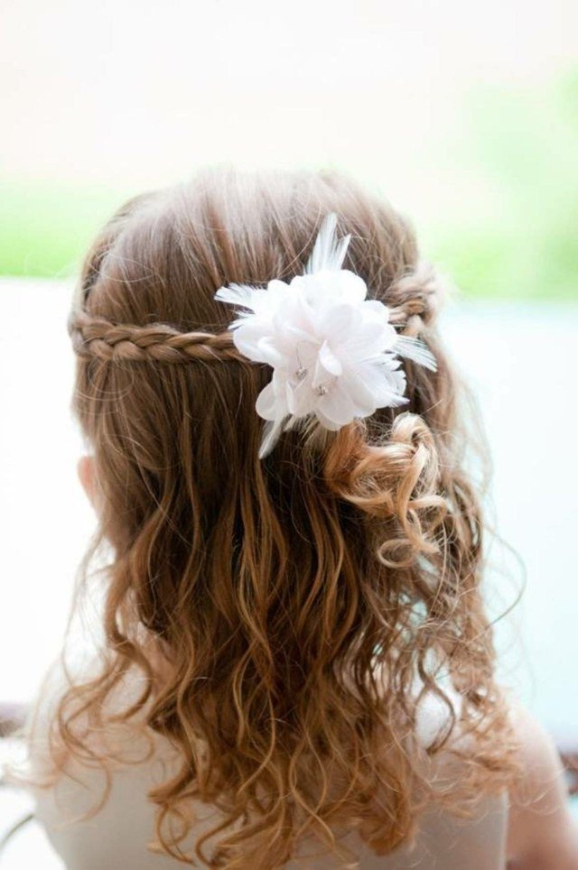 børns frisurer-piger-bryllup-halvåbne-fletninger-blomster-hår tilbehør
