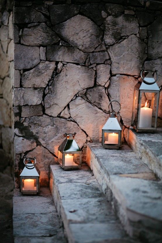 Vinterdekoration-ideer-hjemme-lanterner-stearinlys-trapper