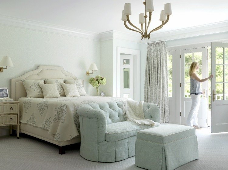 soveværelse gardiner-gardiner-lyst-værelse-creon-lysekrone-mønstret-sofa-lille gulvtæppe