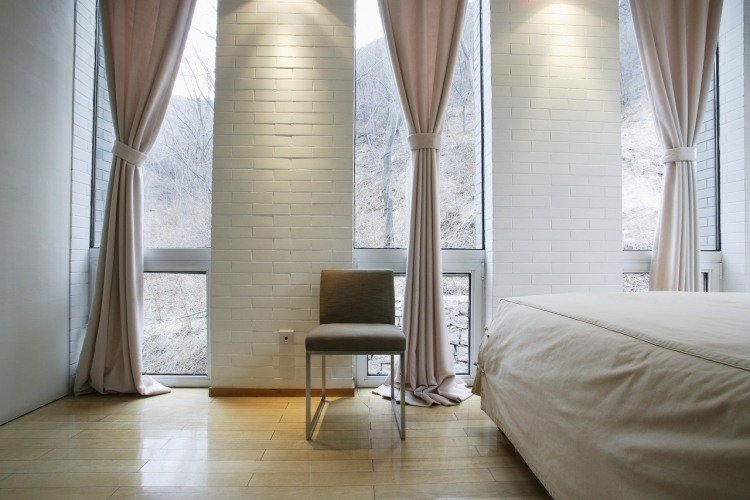 soveværelse gardiner-gardiner-sclicht-pastel-farve-smalle-vinduer-hvid mursten