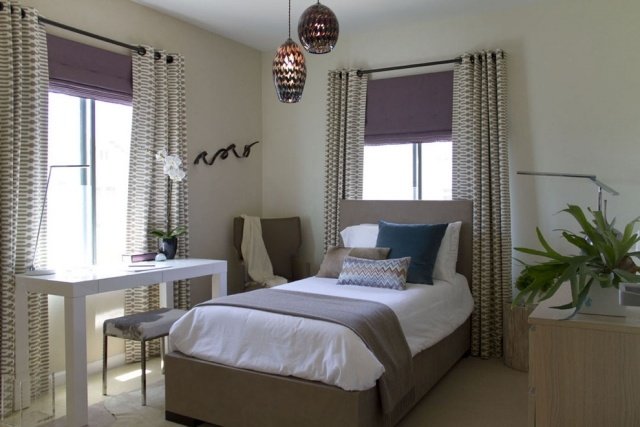 soveværelse-gardiner-grå-hvid-mønstret-lille-soveværelse