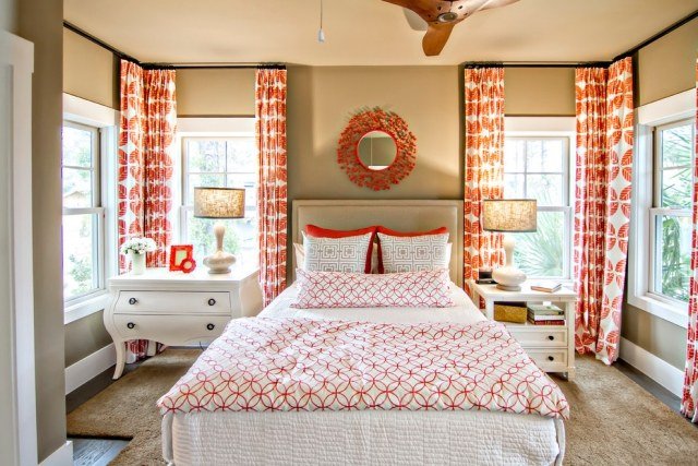 soveværelse-gardiner-farverige-hvide-koral-mønstrede