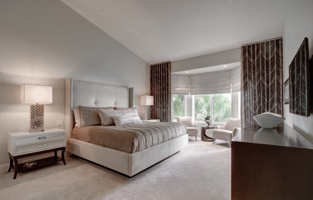 moderne-soveværelse-brun-mønstrede-gardiner-vinduesgardiner