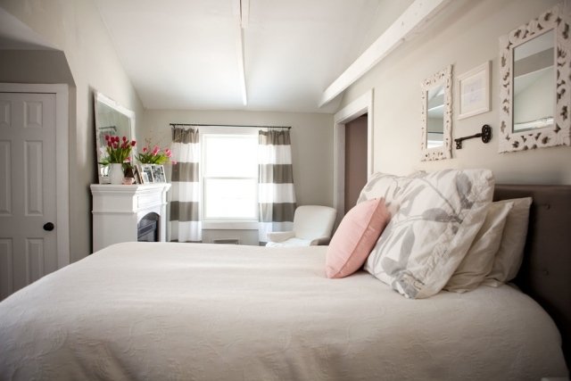 lille-soveværelse-lofts-gardiner-hvid-grå-stribet