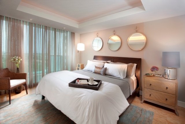 ideer-soveværelse-gardiner-ren-rosatoene-grå