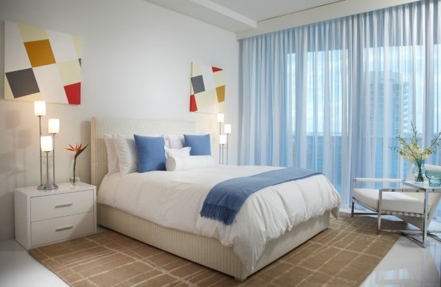 ideer-soveværelse-gardiner-lyseblå-ren-hvide-møbler