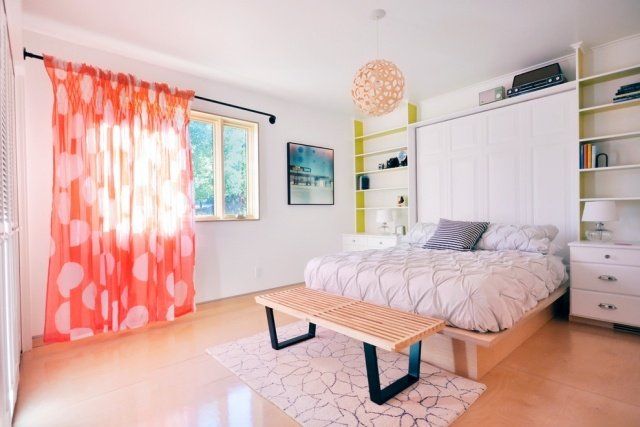 ideer-soveværelse-gardiner-farverige-koral-prikkede-reoler-system-bag-seng