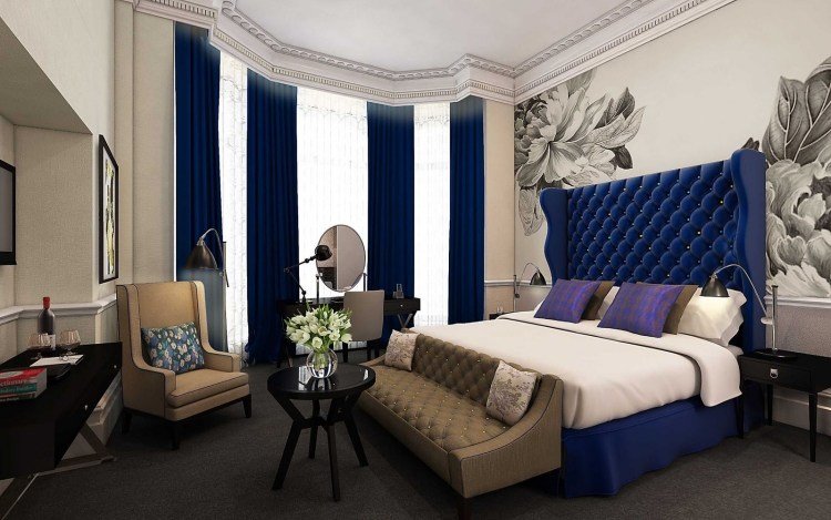 soveværelse-gardin-gardiner-seng-polstret-sengegavl-blå-væg-dekoration-stuk