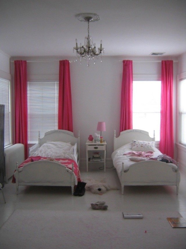 Børneværelse pige værelse indretning ideer lyserøde røde gardiner