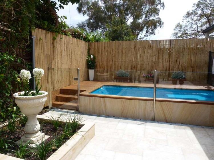 Bambus omkring poolen giver privatliv til terrassen