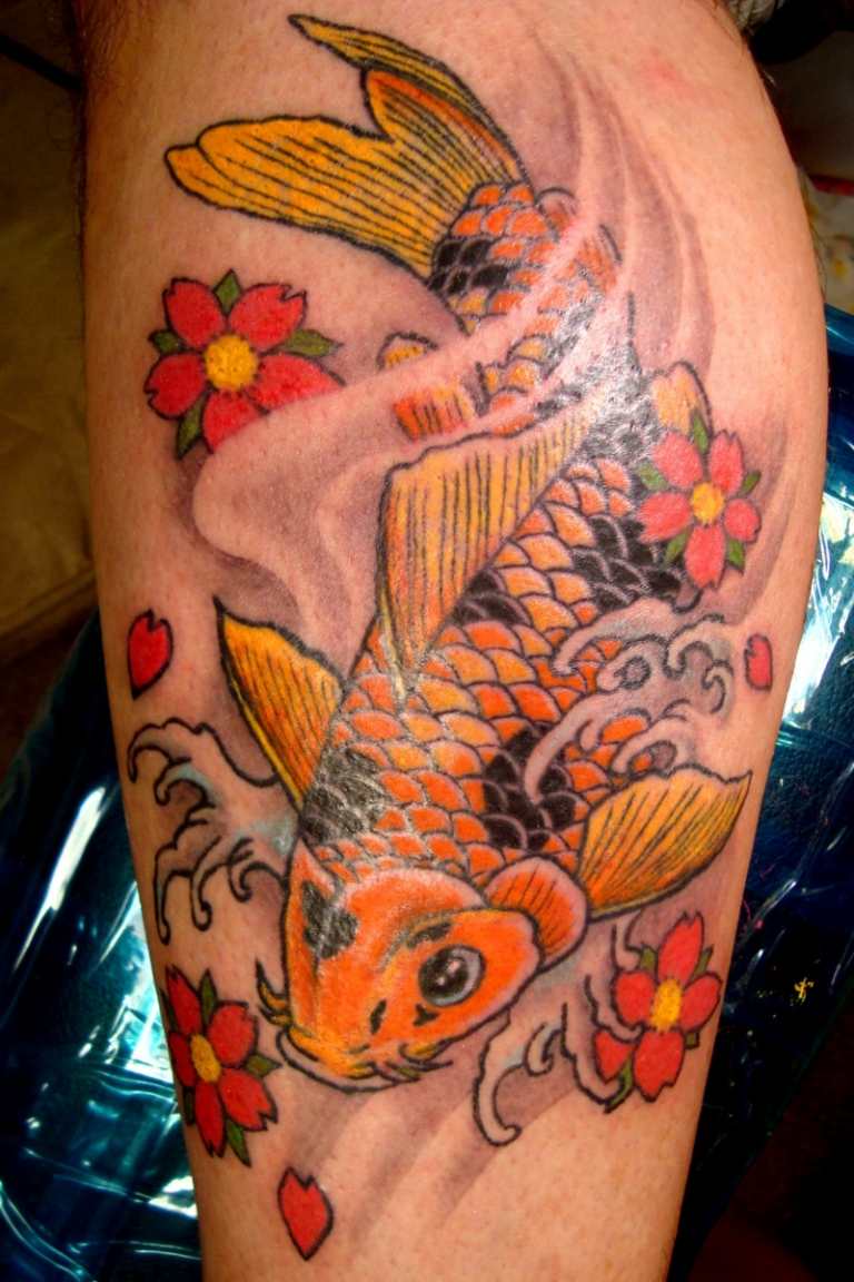 koi tatovering underben kalv gule blomster orange