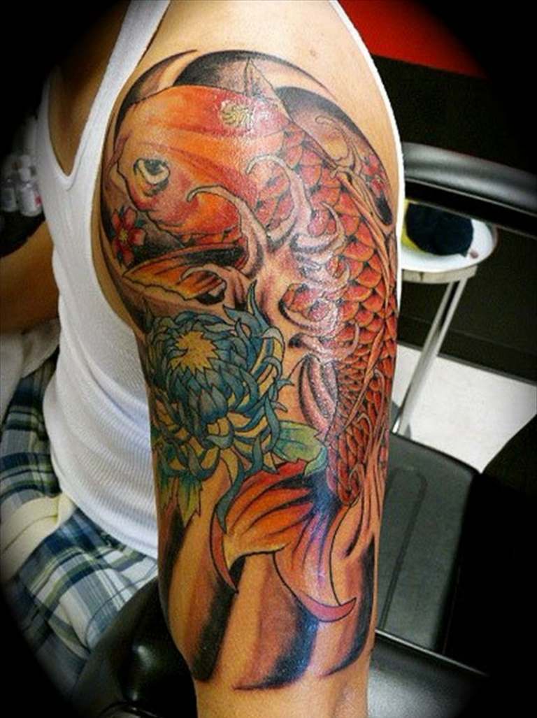 koi tatovering orange fisk blomstre blå overarm design