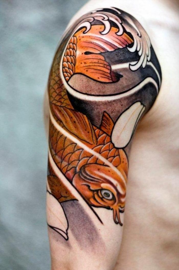 tatoveringsmotiver-til-mænd-overarm-koi-karpe-fisk-orange-sort