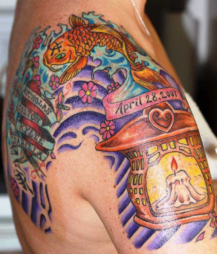skulder-tatovering-design-til-mænd-farverige-koi-karpe-stearinlys-hjerte