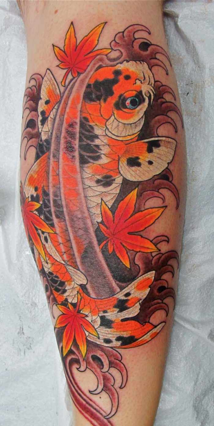 tatovering-design-koi-fisk-orange-røde-blade-ben-arm