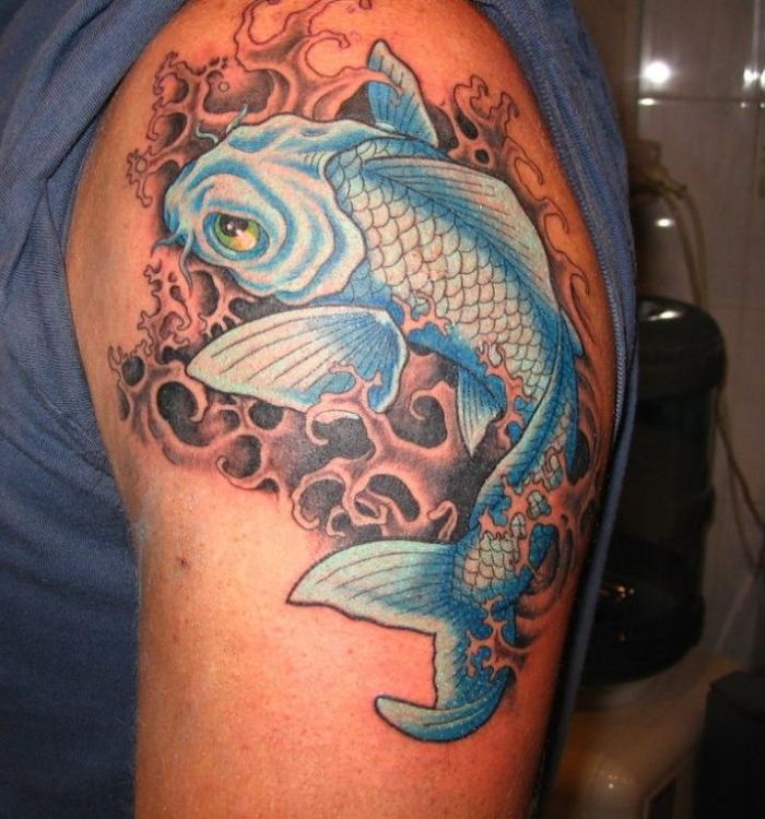 overarm-udvendigt-motiv-fisk-tatovering-koi-blå-maskulin-design