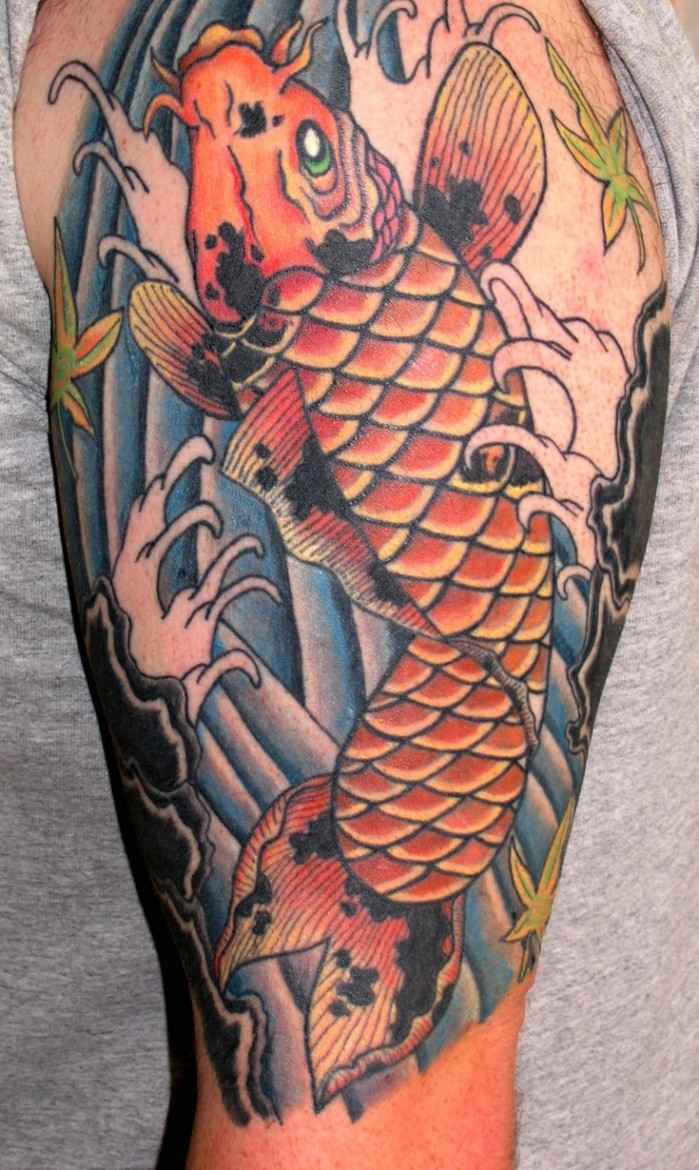 ideer-rød-koi-tatovering-design-til-over-arm-symbolsk-betydning