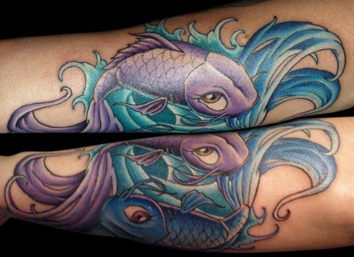 blå-lilla-koi-karpe-fisk-tatovering-feminint-motiv-design
