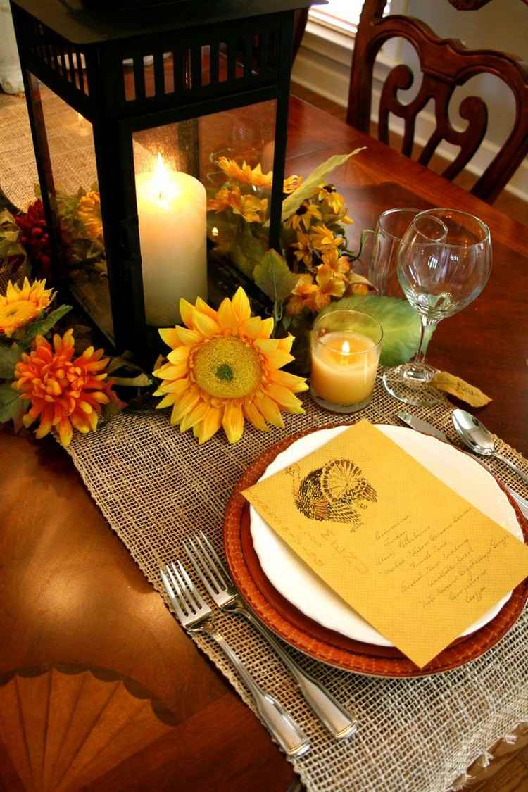 Dekorations-ideer-efterår-fest-metal-lysestage-blomster-jute-bordløber