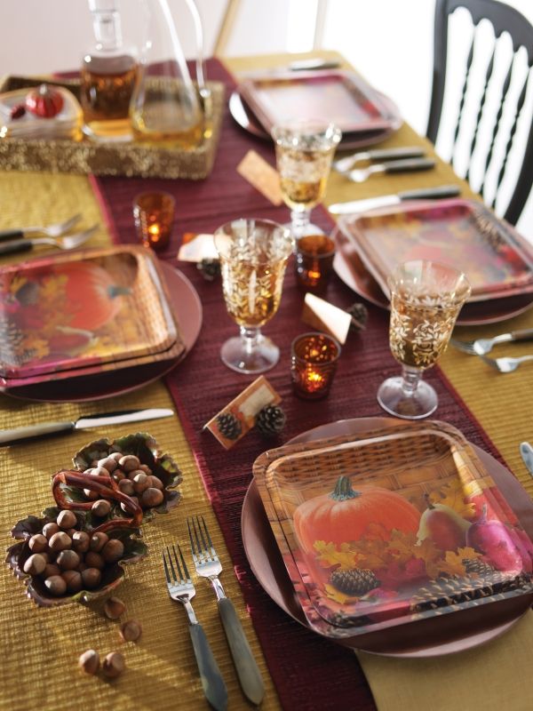 borddekoration efterårsnødder kegler guld bordeaux bordløberplade