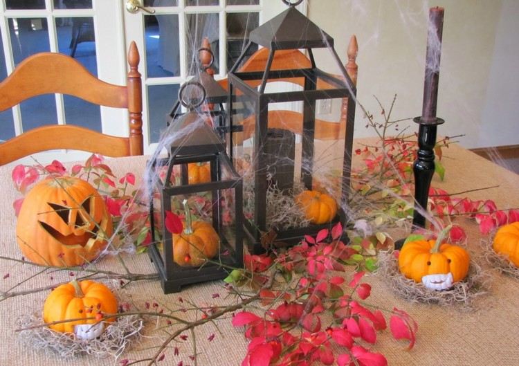 Dekorationsideer til efterårsfest-halloween-metal-lanterner-mini-græskar-kviste-edderkoppespind