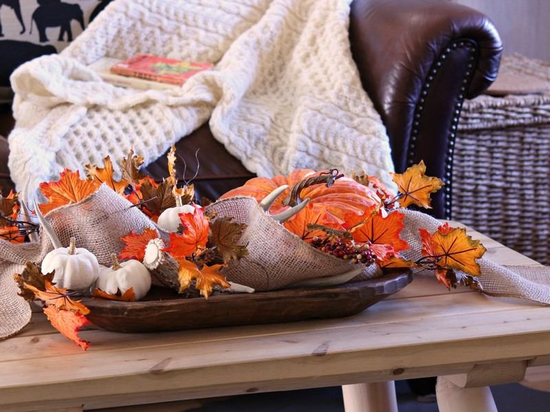 Ideer-efterårsdekorationer-sofabord-hvide-græskar-efterårsblade