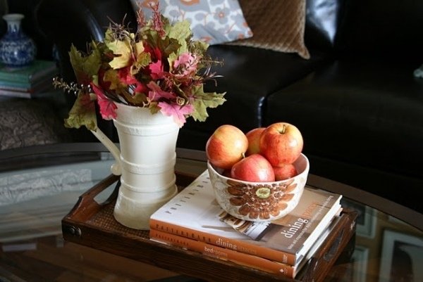 Efterårspynt ideer sofabord vase efterårsblade skål æbler
