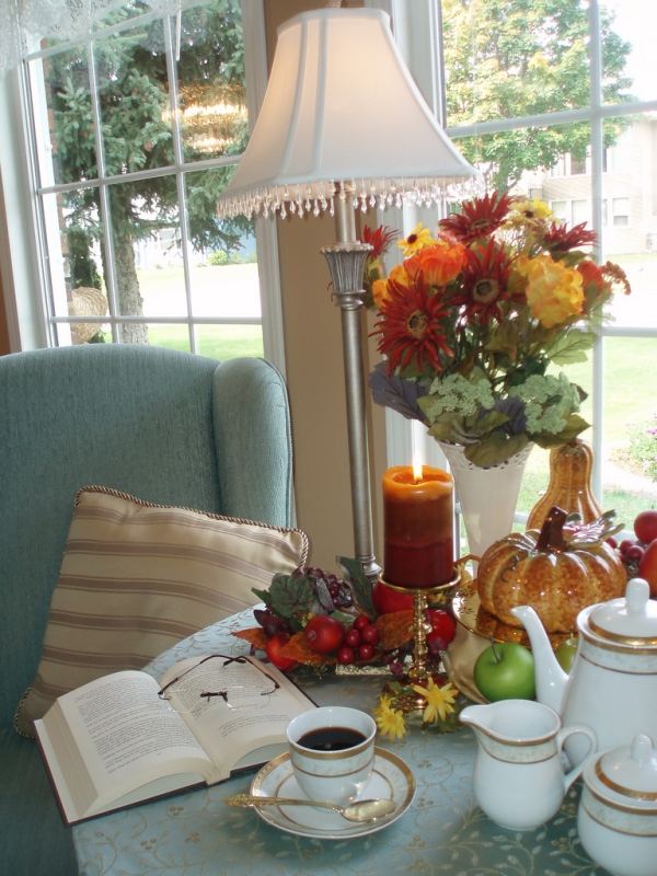 Ideer efterårsdekorationer sofabord kaffe efterårsblomster buket