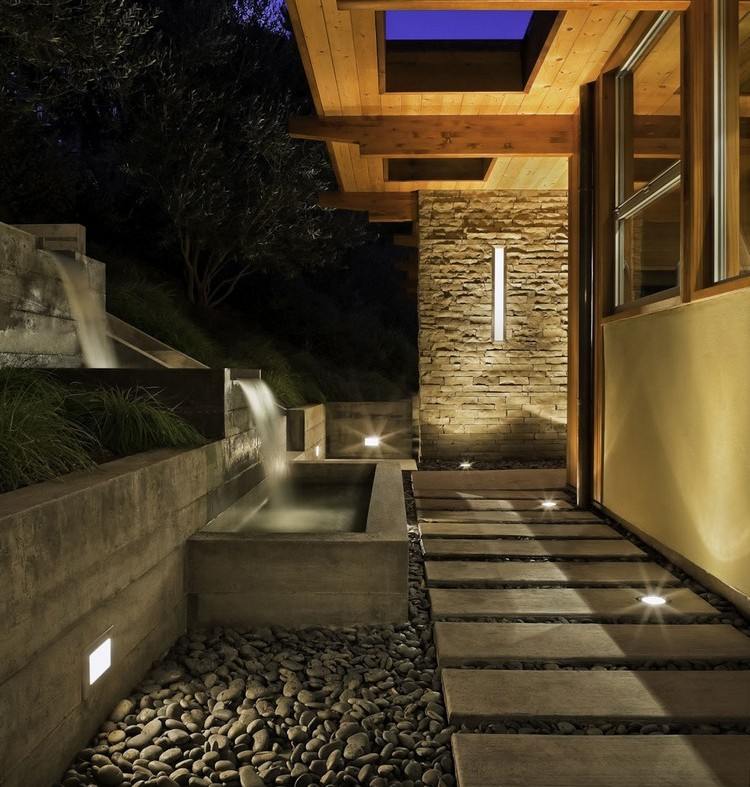 Wasserspeiele-have-vandfald-terrasse-beton-højbede-forsænket lys